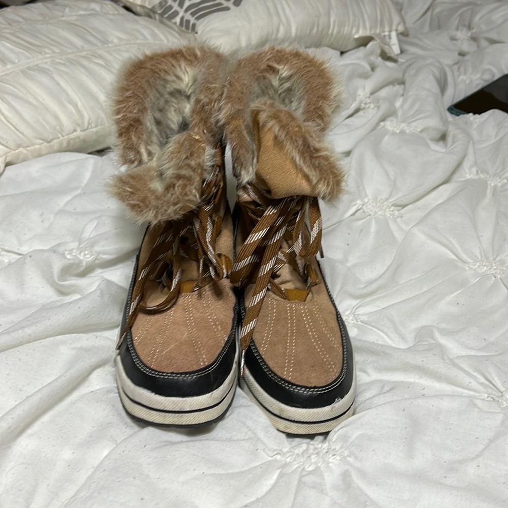 Snow boots